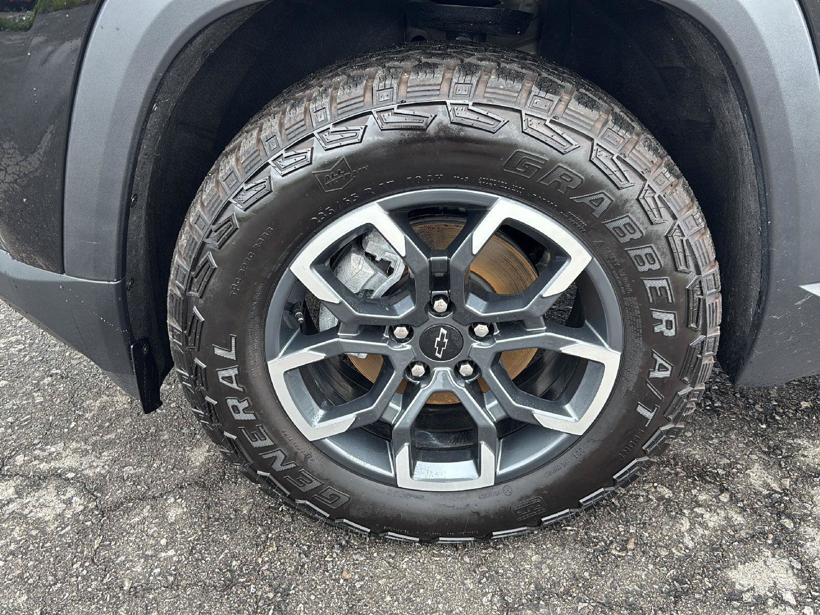 Used 2025 Chevrolet Equinox ACTIV w/ Safety and Technology Package AWD/4WD image 4