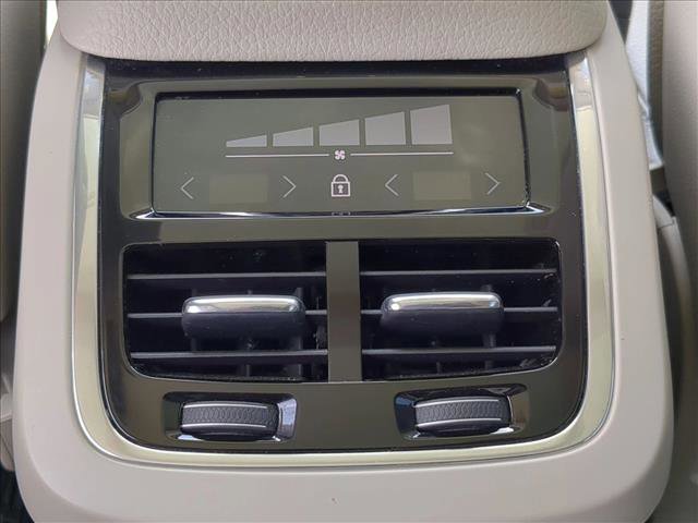 Used 2018 Volvo XC90 T6 Momentum w/ Convenience Package image 17