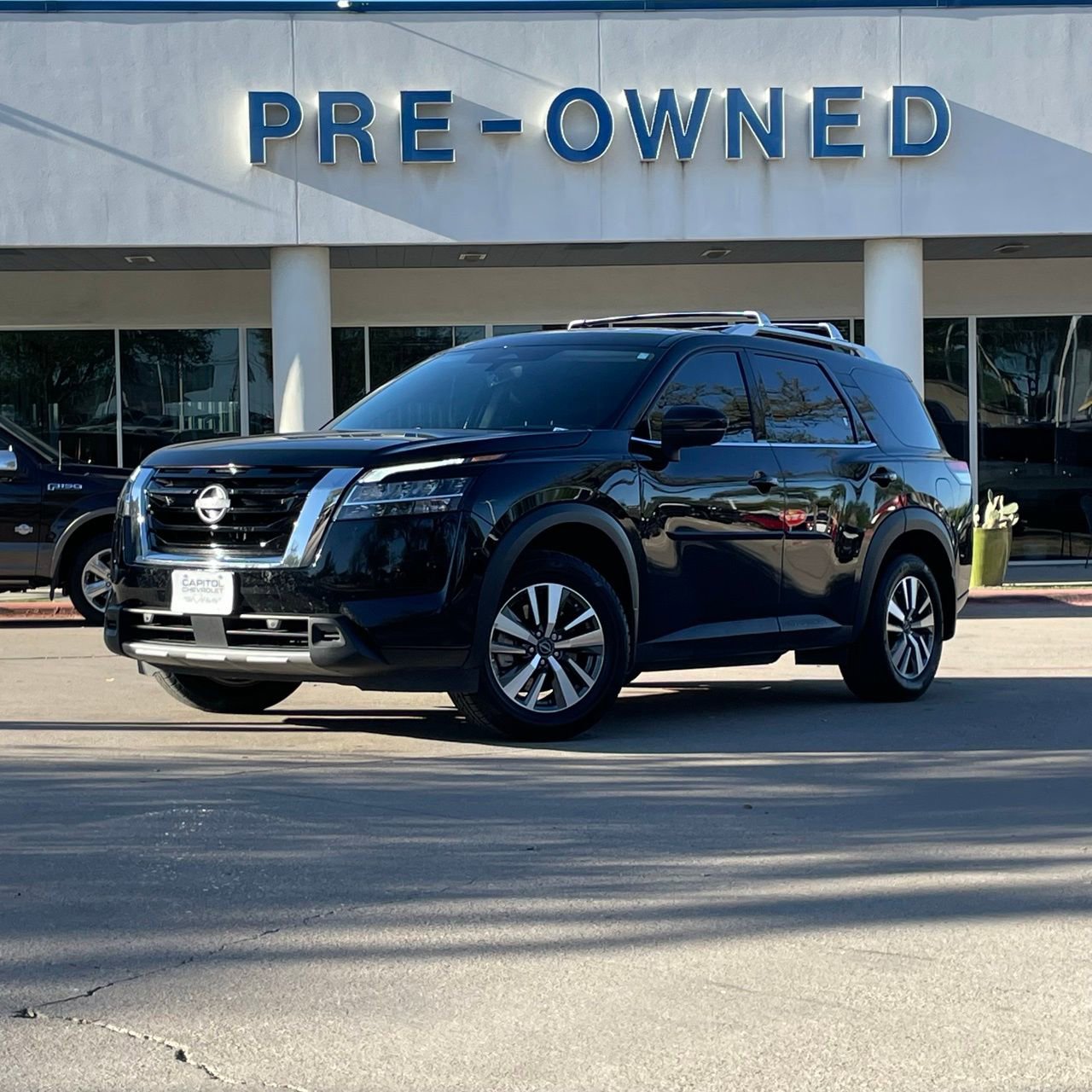 Used 2024 Nissan Pathfinder SL FWD image 2