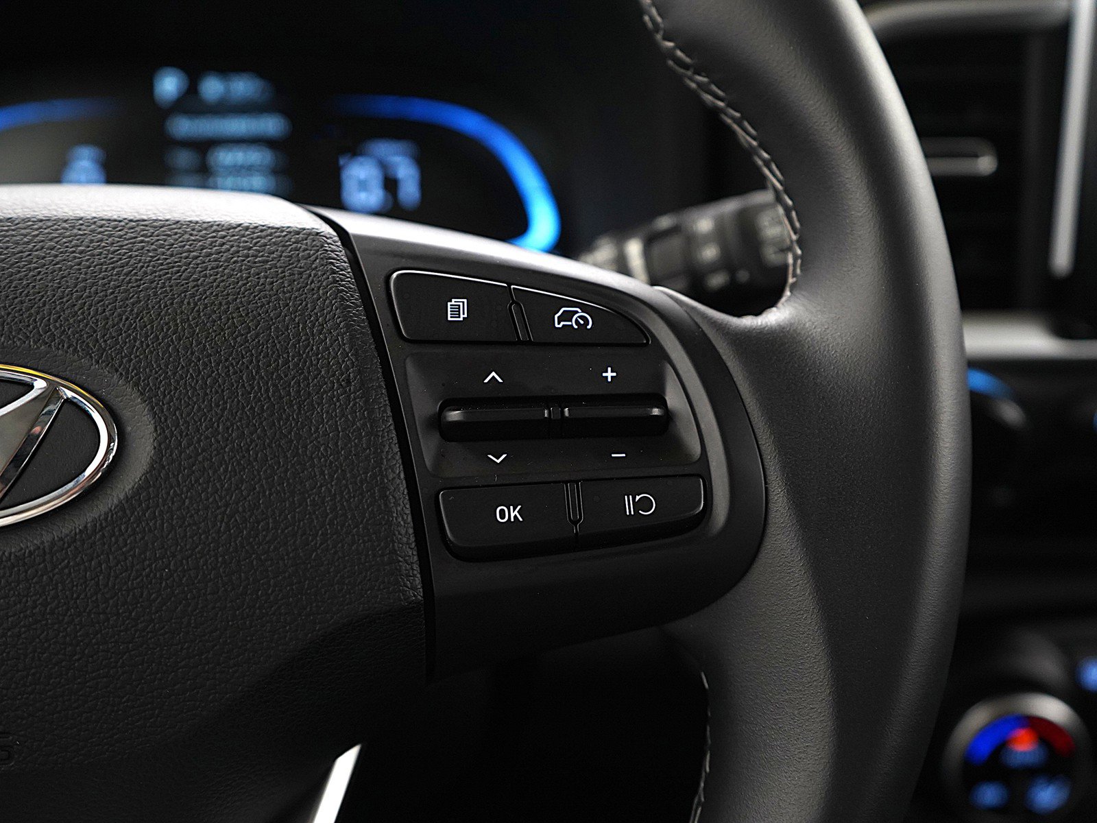 Certified 2025 Hyundai Venue SEL image 25