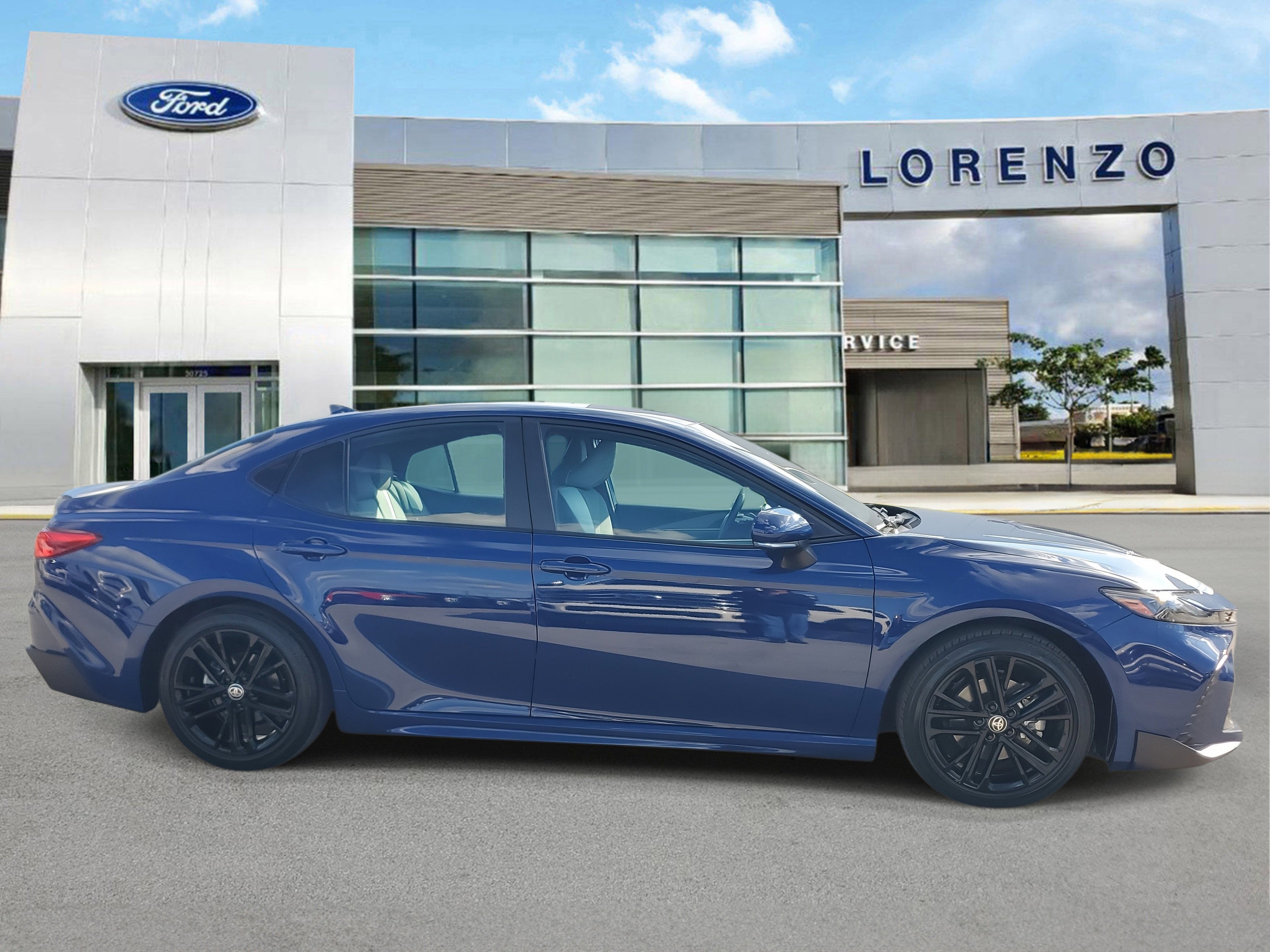 Used 2025 Toyota Camry SE image 4