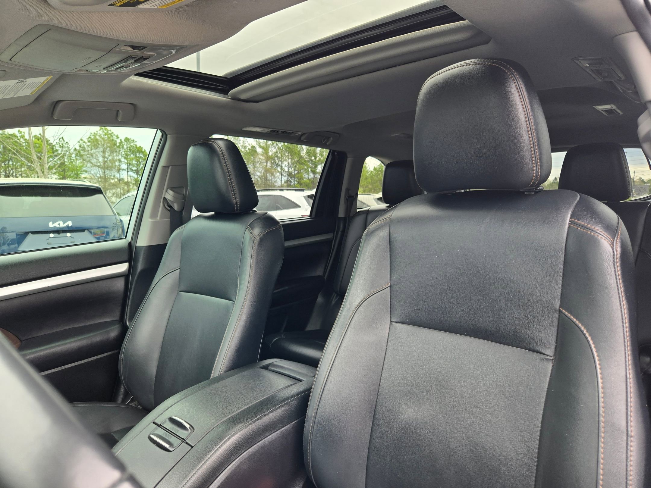Used 2019 Toyota Highlander XLE image 24