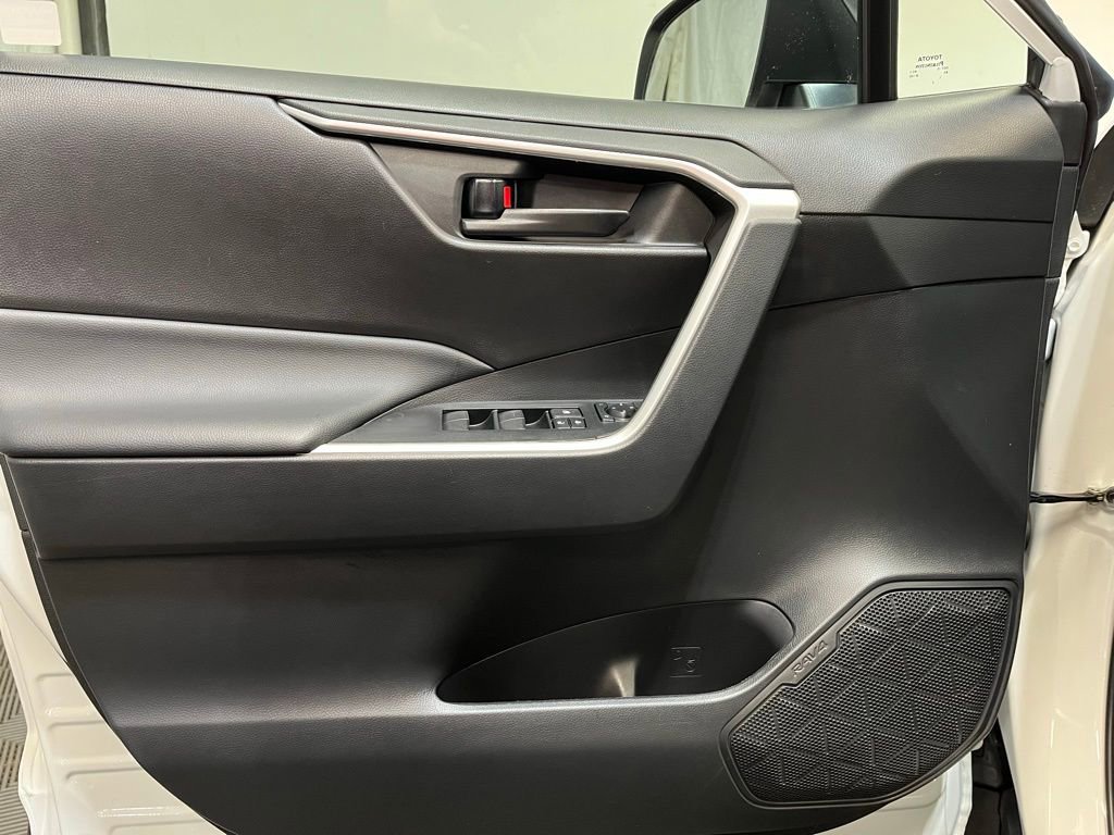 Used 2023 Toyota RAV4 LE AWD/4WD image 11
