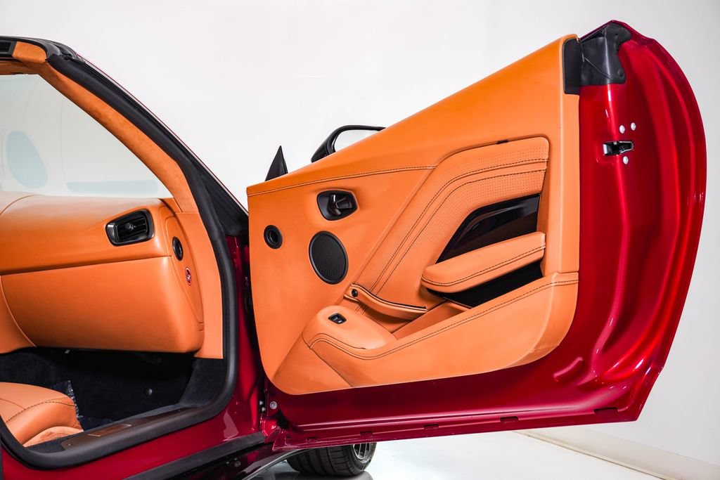 Used 2023 Aston Martin V8 Vantage Roadster RWD image 21