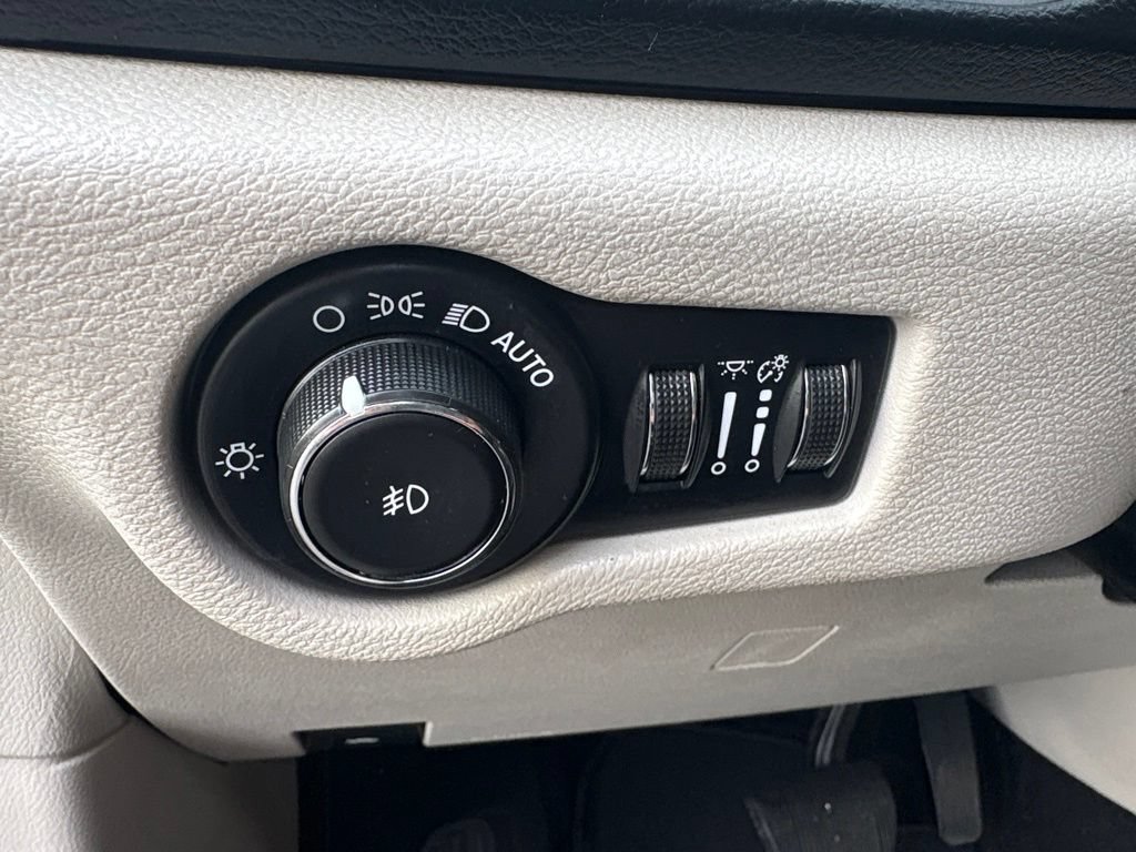 Used 2019 Chrysler Pacifica Touring-L FWD image 16