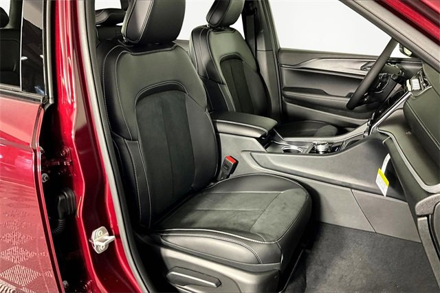 New 2025 Jeep Grand Cherokee Laredo image 12