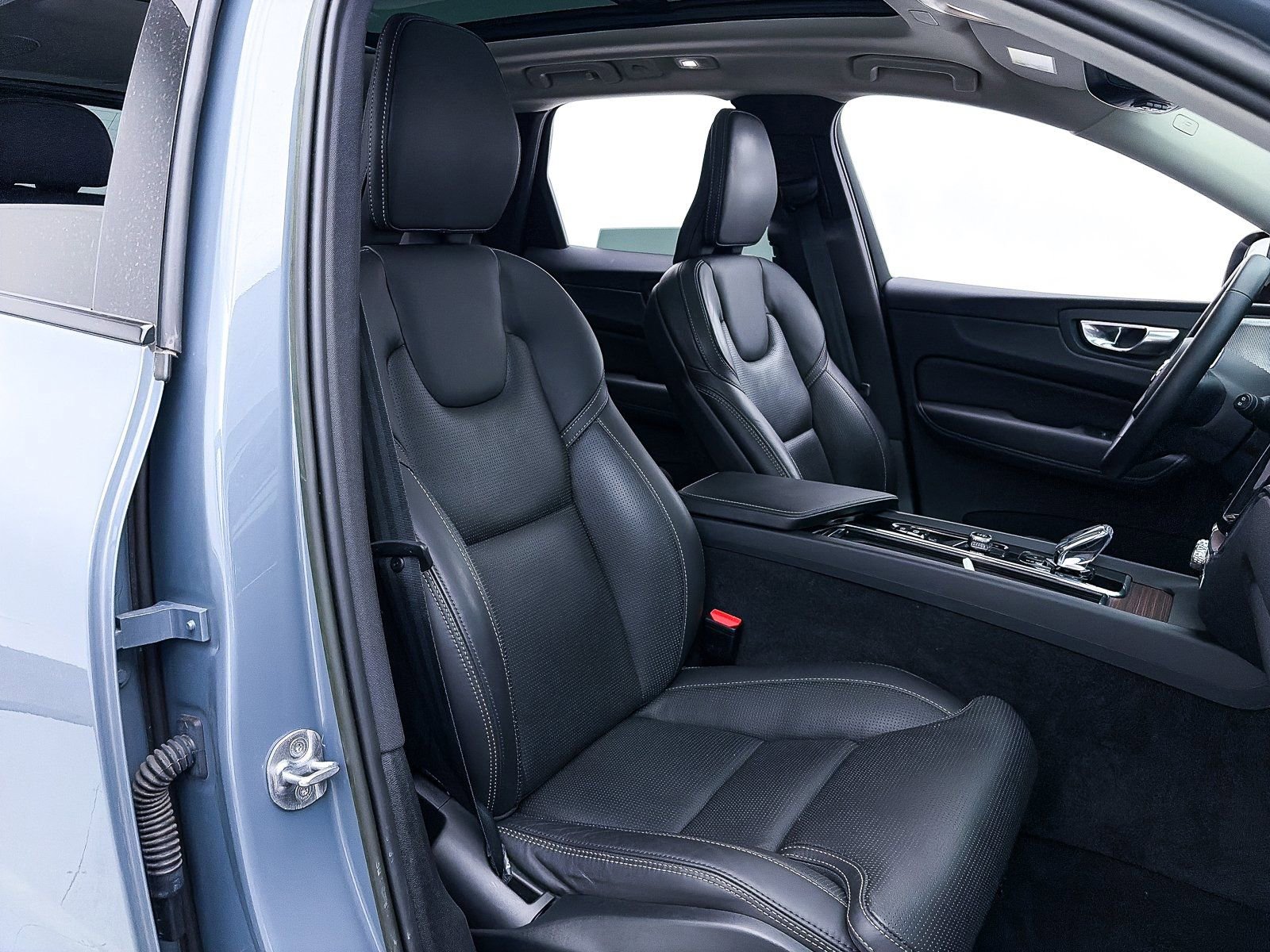 Used 2023 Volvo XC60 B6 Ultimate w/ Protection Package Premier image 37