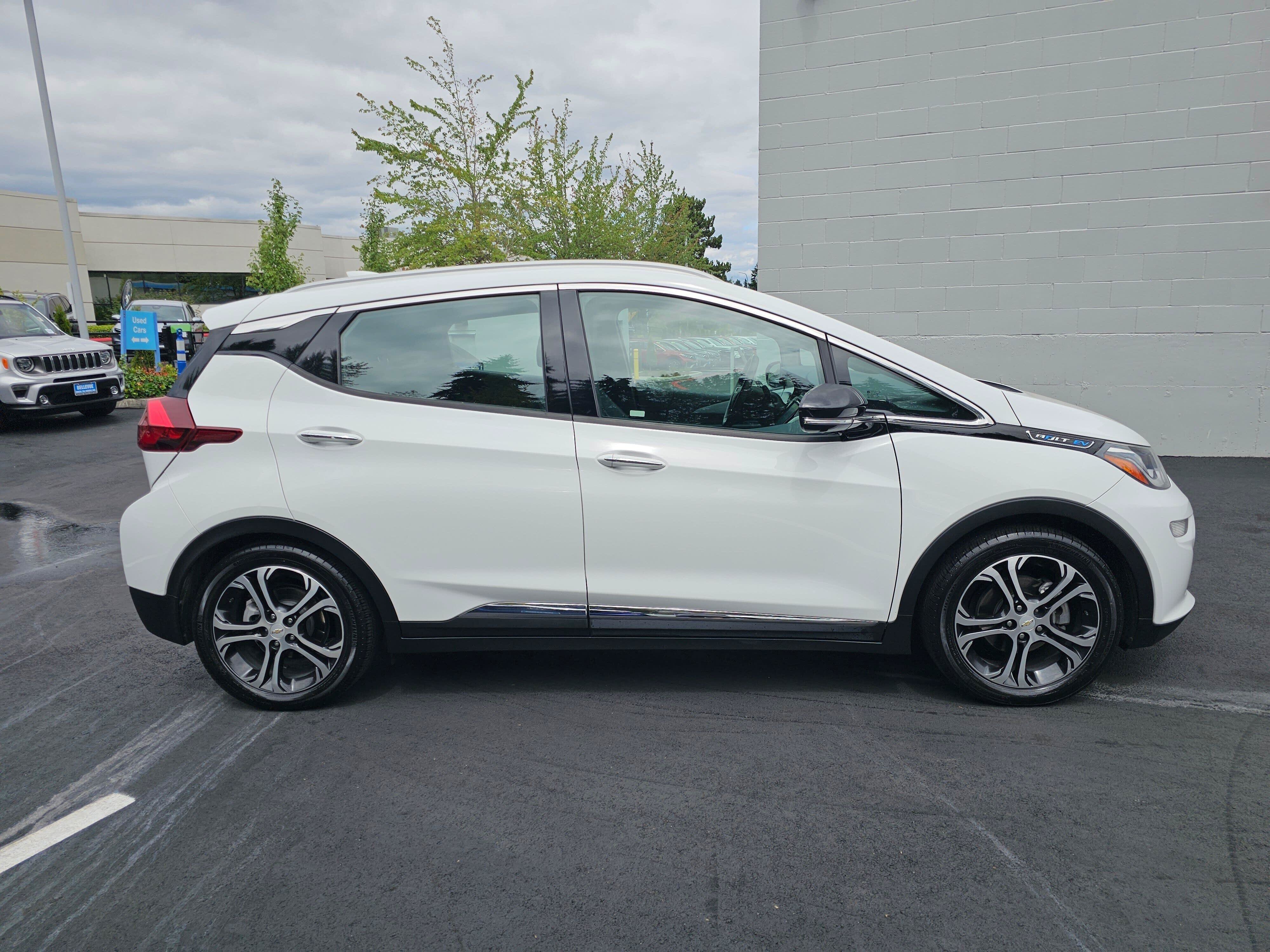Used 2019 Chevrolet Bolt Premier w/ Infotainment Package FWD image 8