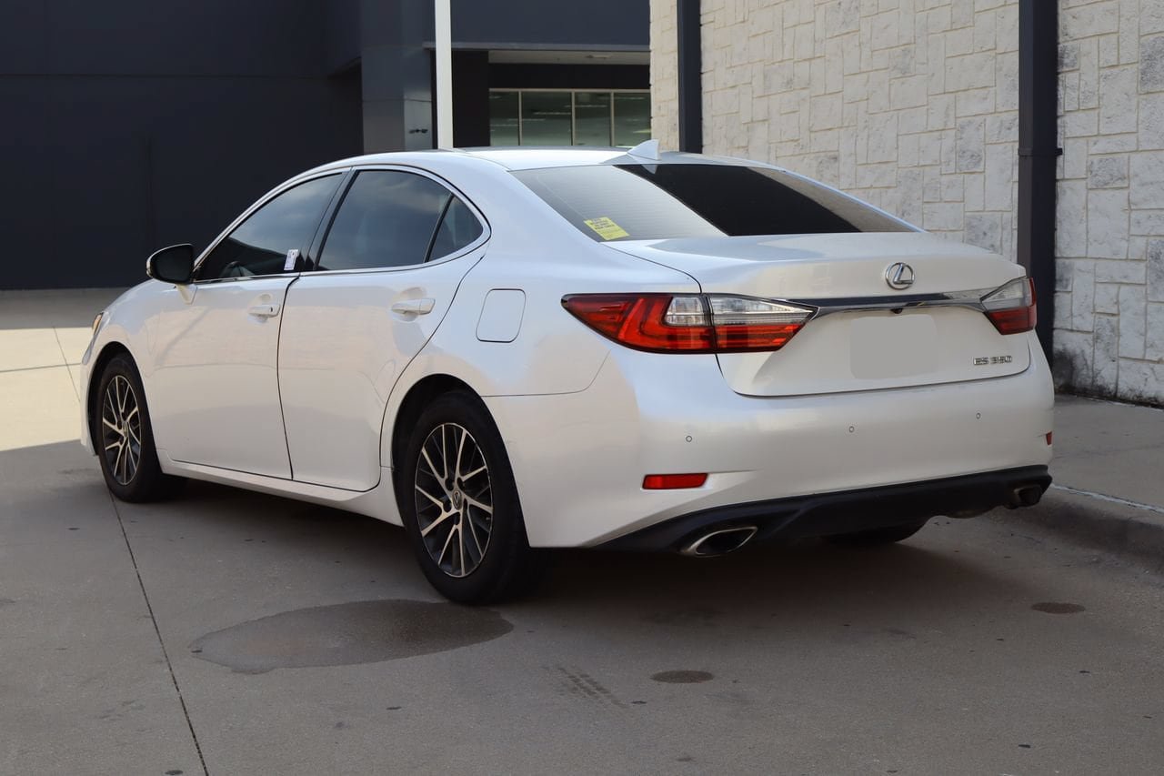 Used 2017 Lexus ES 350 w/ Luxury Package FWD image 3