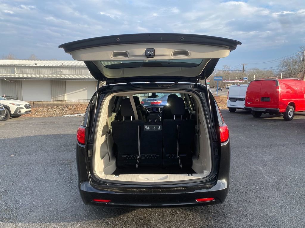 Used 2021 Chrysler Voyager LX image 24