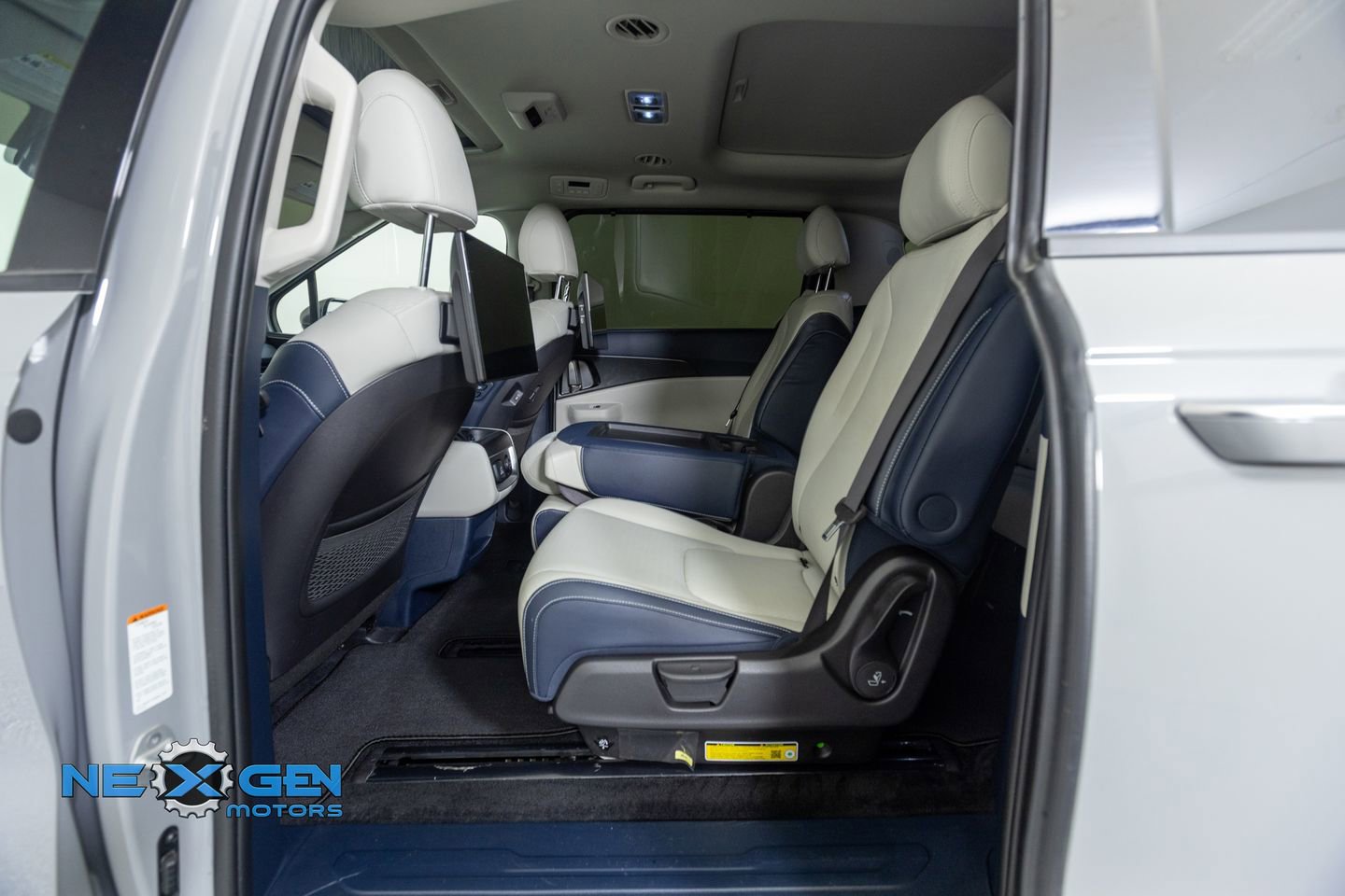 Used 2025 Kia Carnival SX Prestige FWD image 25