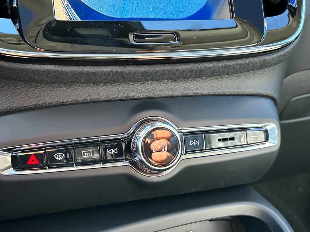 New 2026 Volvo XC40 B5 Plus w/ Climate Package AWD/4WD image 18