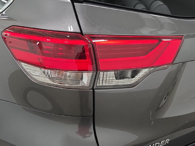 Used 2017 Toyota Highlander XLE AWD/4WD image 31
