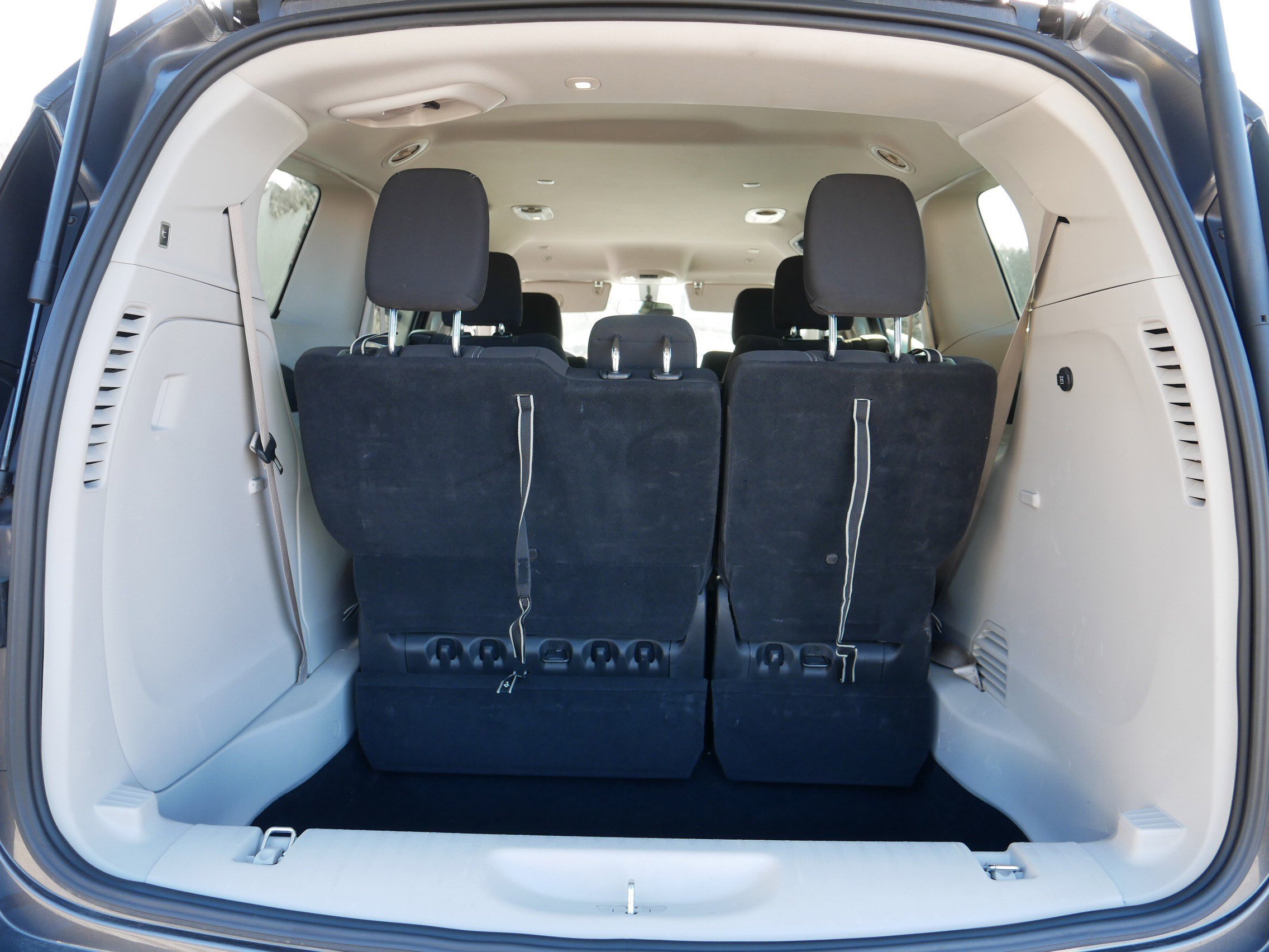 Used 2022 Chrysler Voyager LX image 18