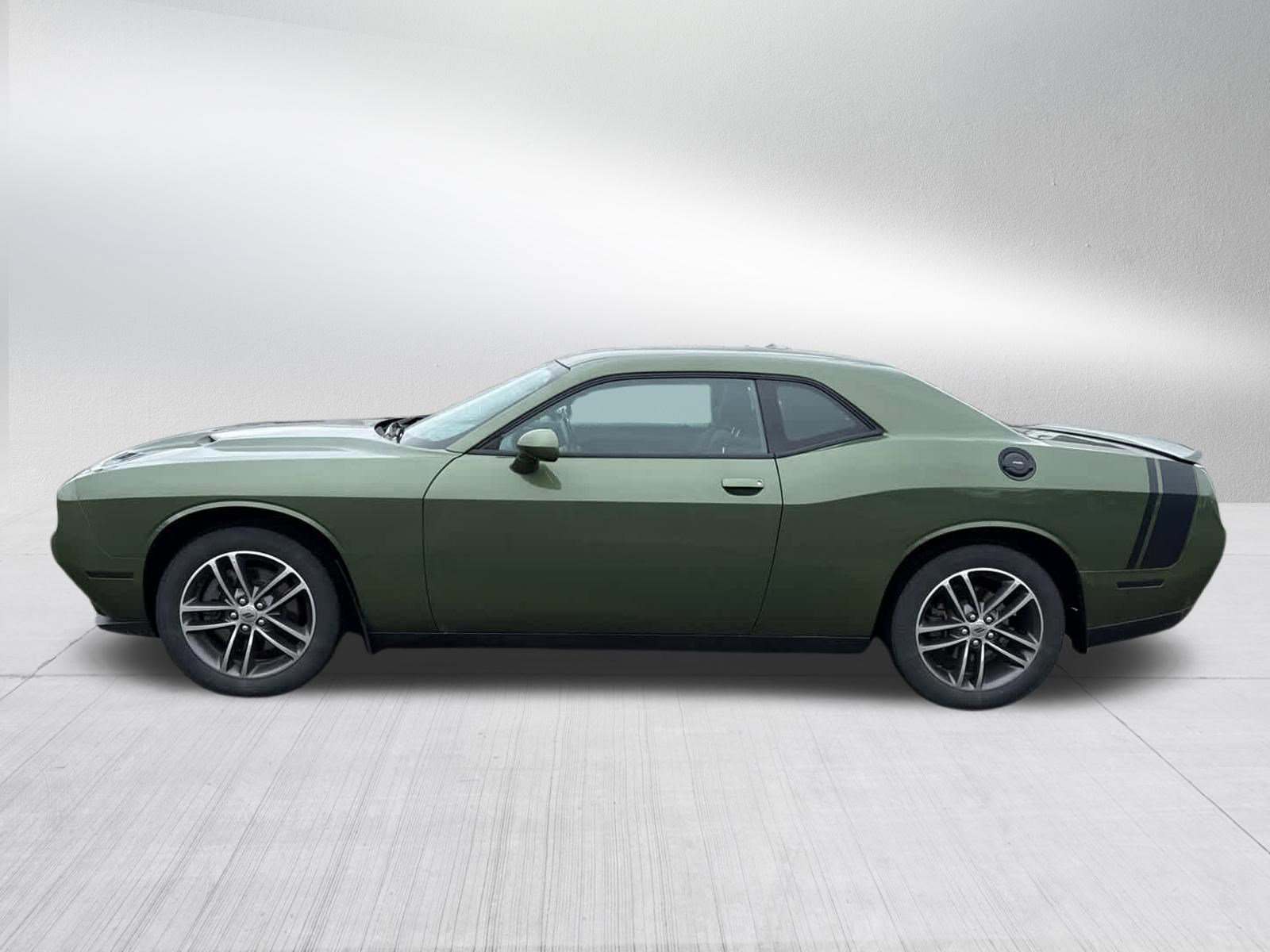 Used 2019 Dodge Challenger SXT image 4