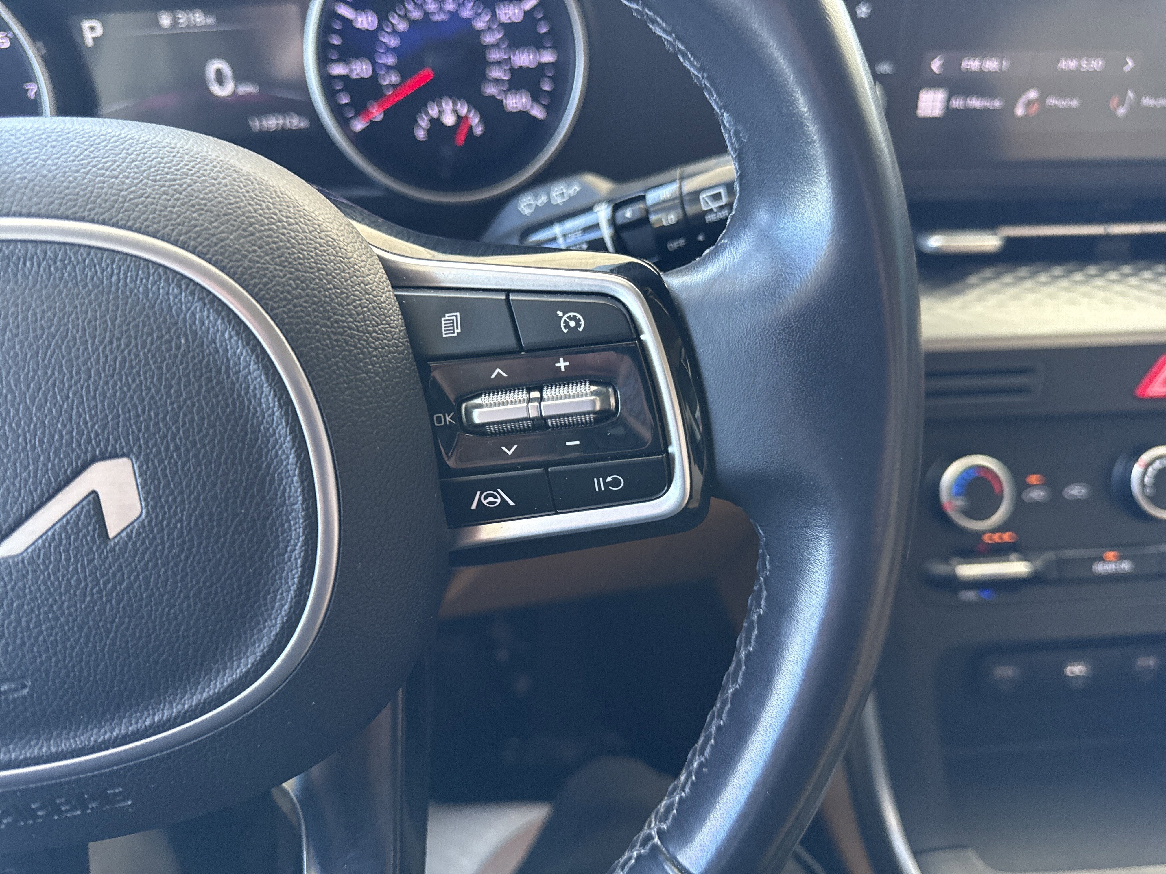 Used 2023 Kia Carnival LX image 19