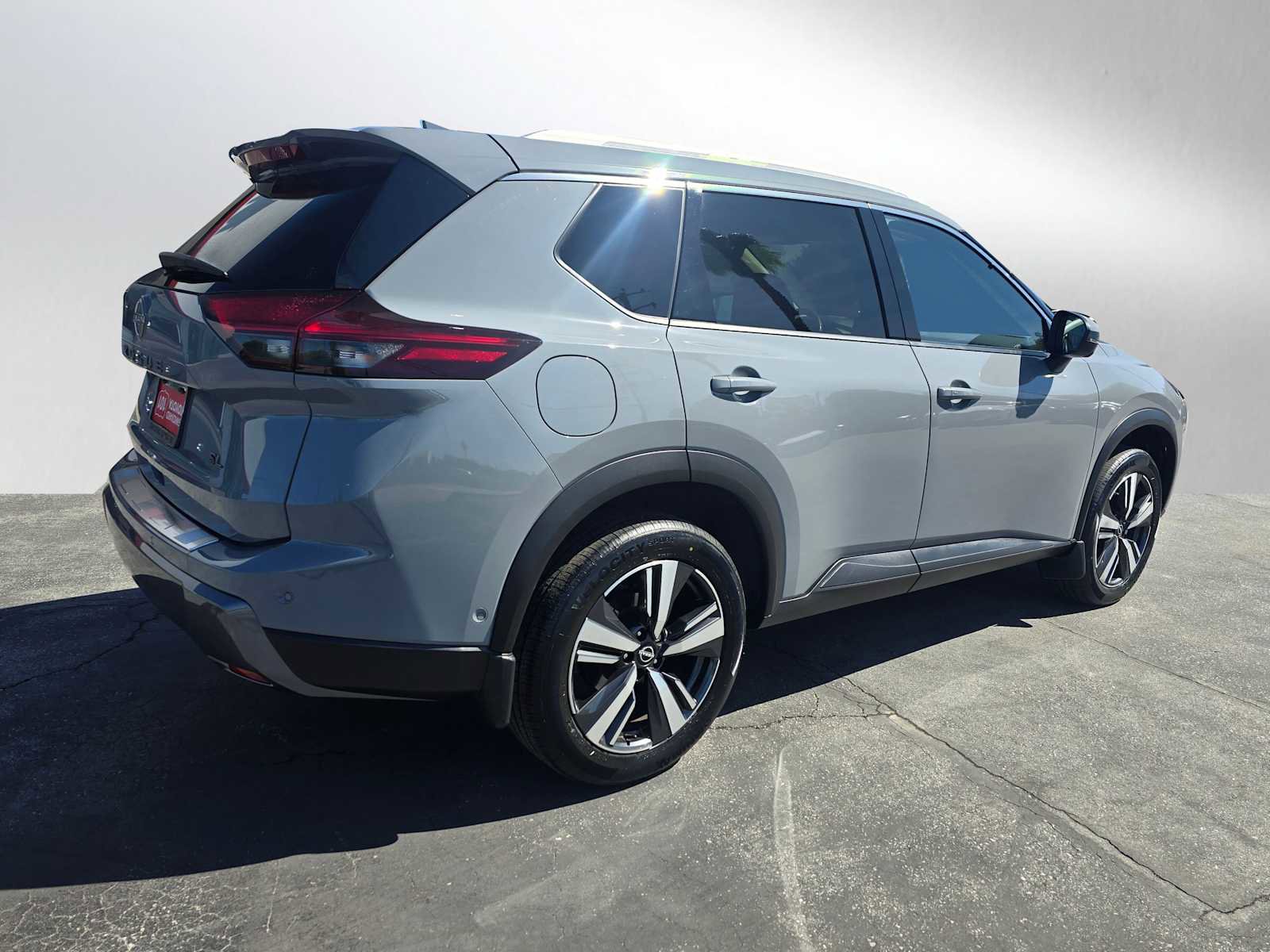 Used 2024 Nissan Rogue SL FWD image 3
