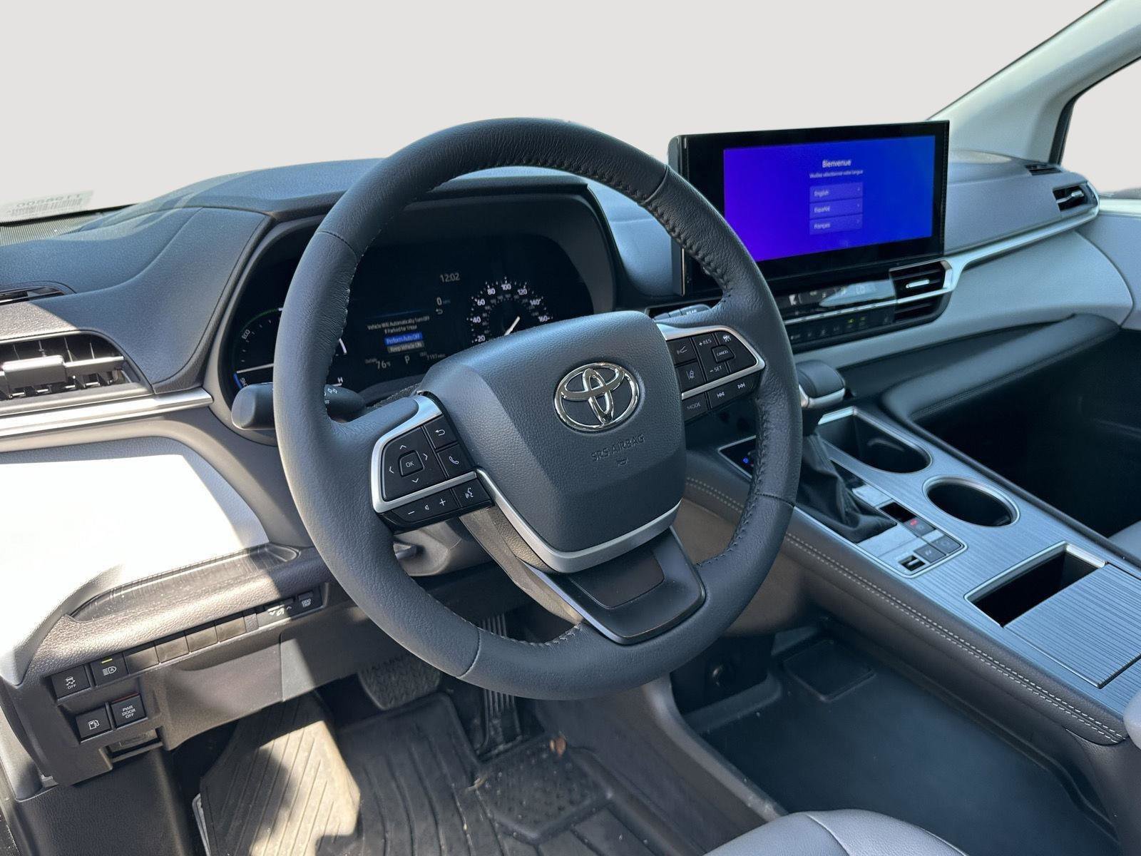 Used 2025 Toyota Sienna XLE image 11