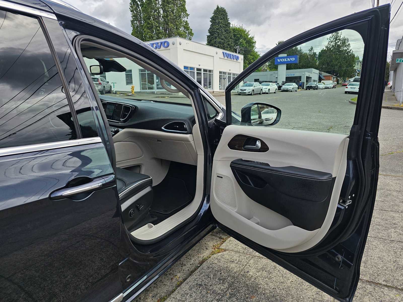 Used 2021 Chrysler Pacifica Limited w/ Premium & Safety Sphere Group FWD image 4