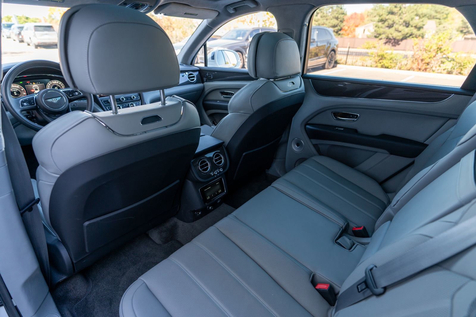 Used 2025 Bentley Bentayga image 32