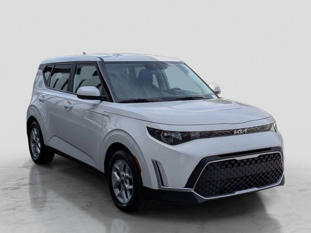 Used 2023 Kia Soul LX w/ LX Technology Package FWD image 4