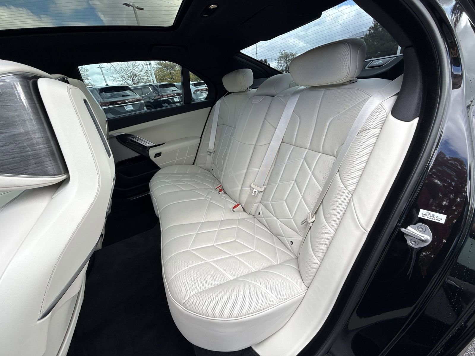 Used 2024 BMW 760i xDrive w/ Premium Package image 25