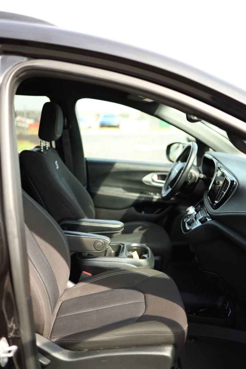 Used 2021 Chrysler Pacifica Touring w/ Uconnect Theater Family Group image 57