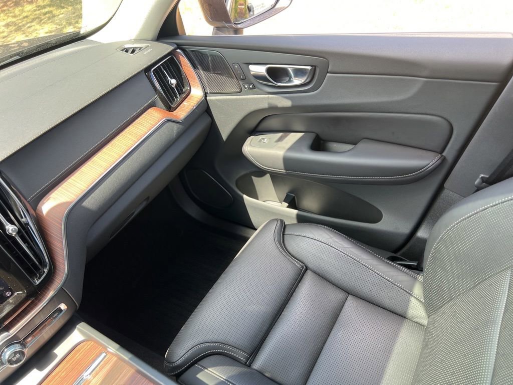 Used 2023 Volvo XC60 B5 Ultimate w/ Protection Package Premier FWD image 29