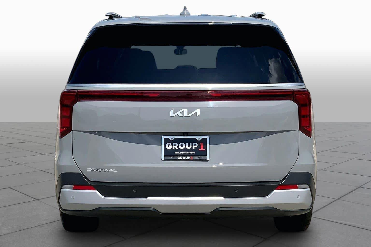 Used 2025 Kia Carnival EX FWD image 5