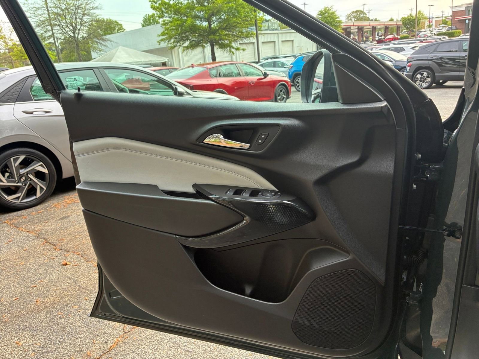 Used 2025 Chevrolet Trax LT image 18