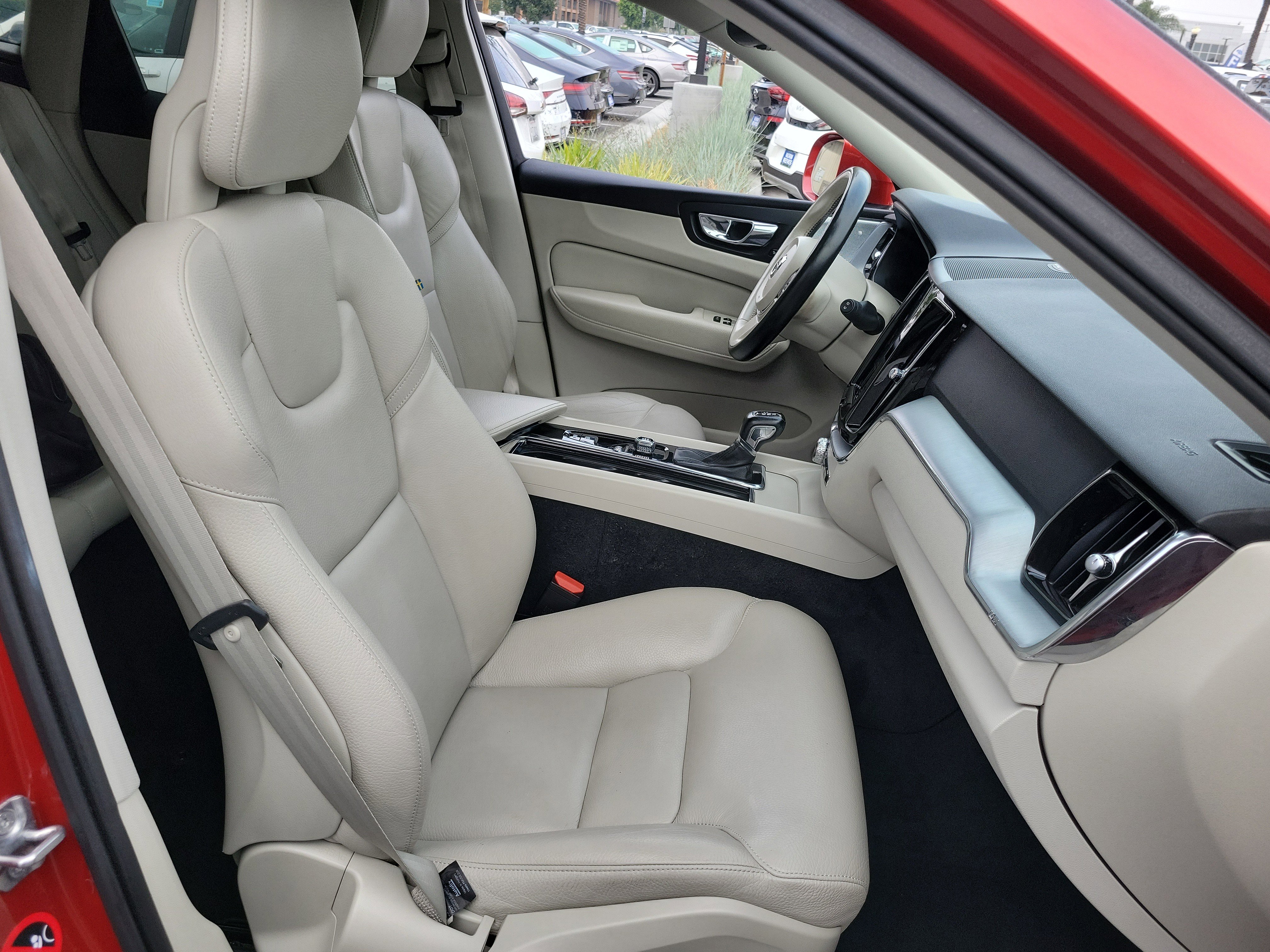 Used 2018 Volvo XC60 T6 Momentum w/ Convenience Package image 20