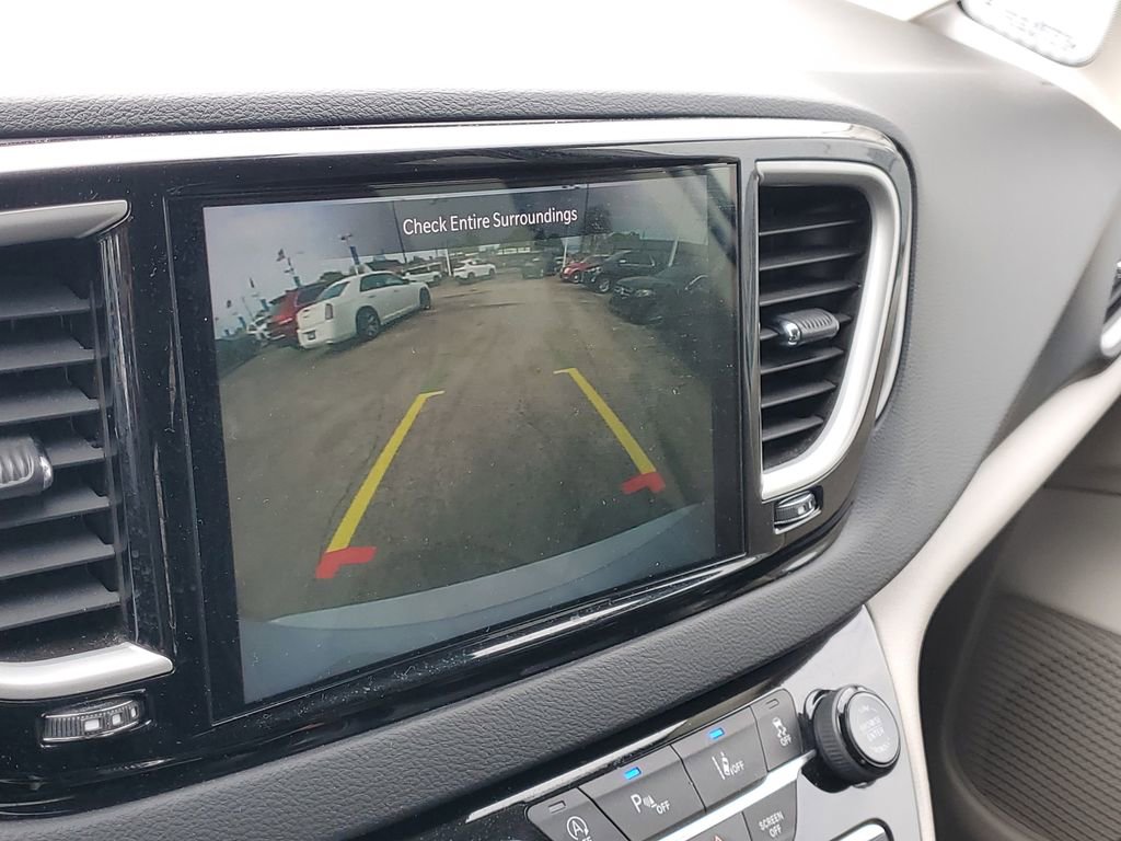 Used 2023 Chrysler Pacifica Touring-L FWD image 31