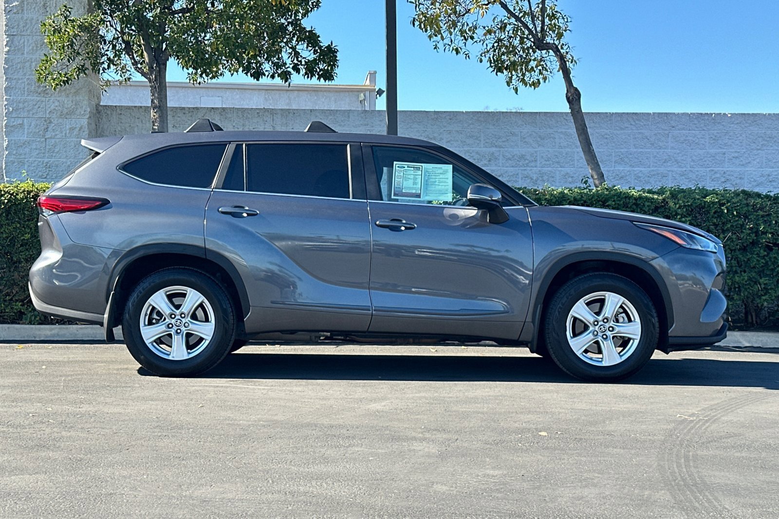 Used 2023 Toyota Highlander LE image 3