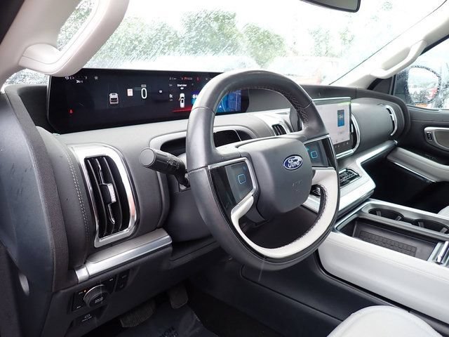 Used 2025 Ford Expedition Platinum w/ Driver's Package AWD/4WD image 17