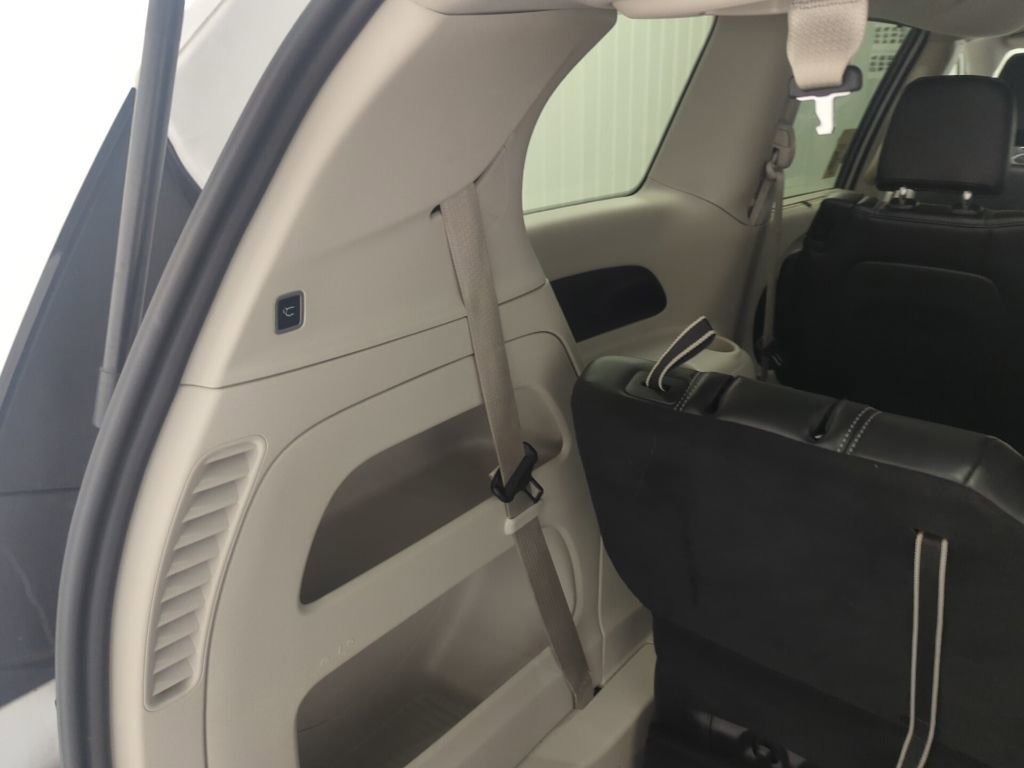 Used 2024 Chrysler Pacifica Touring-L image 9
