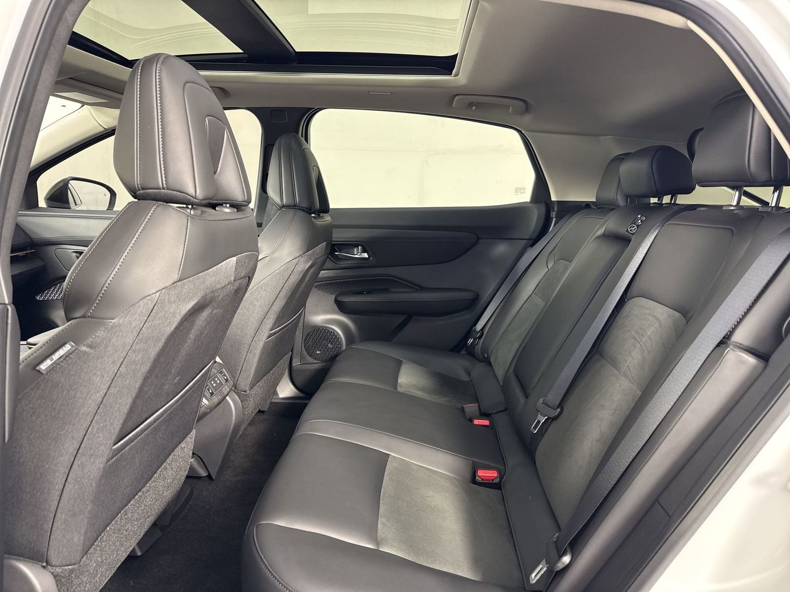 New 2025 Nissan Ariya AWD image 23