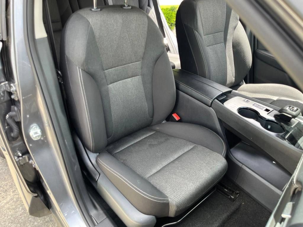 Used 2025 Nissan Rogue SV FWD image 34