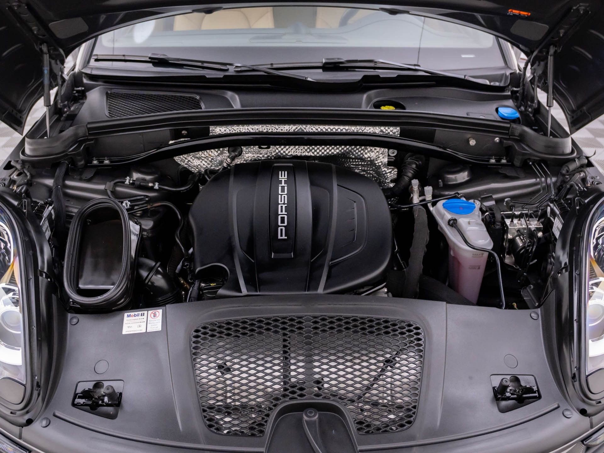 Used 2018 Porsche Macan image 32