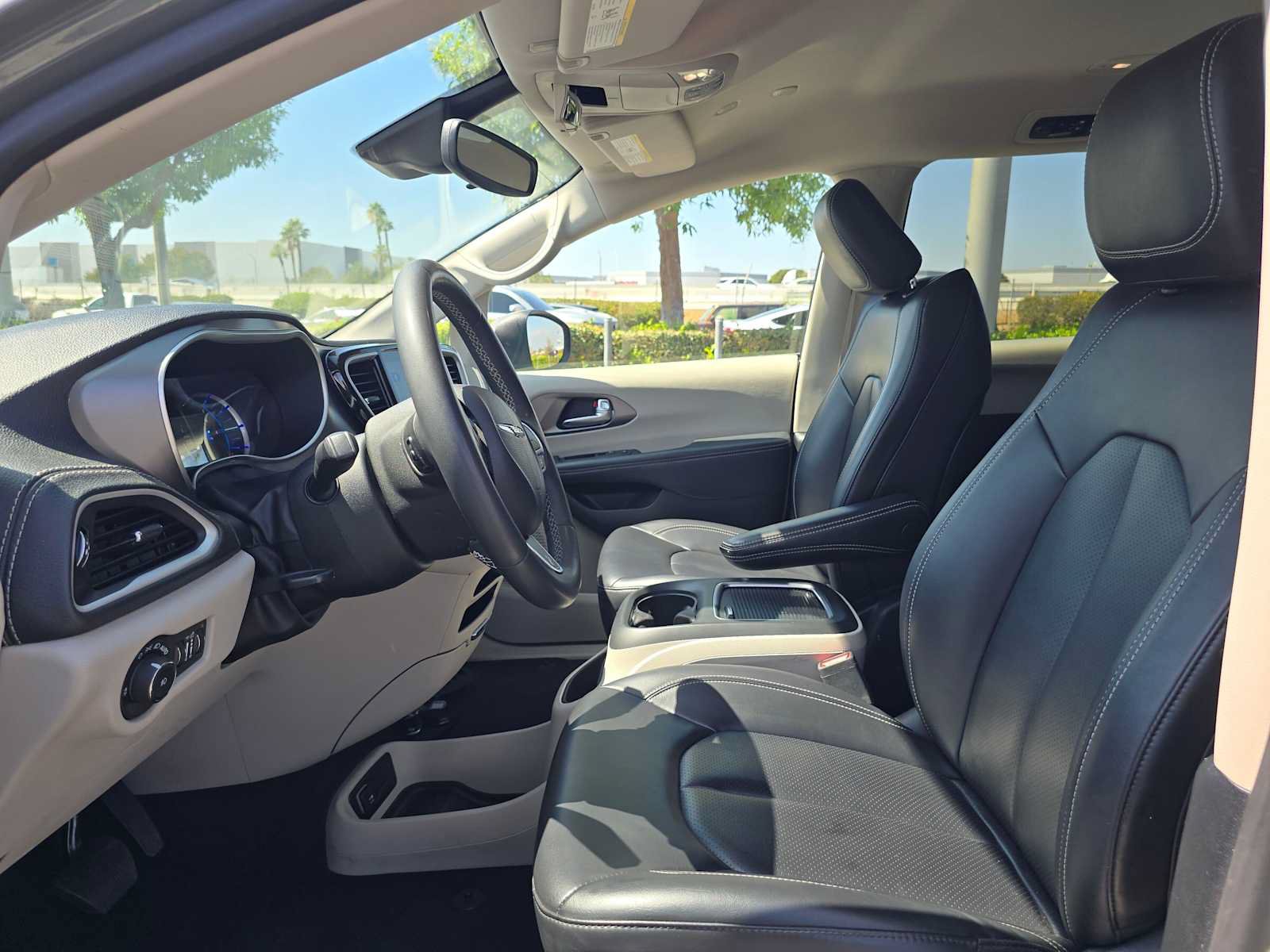 Used 2023 Chrysler Pacifica Touring-L FWD image 22