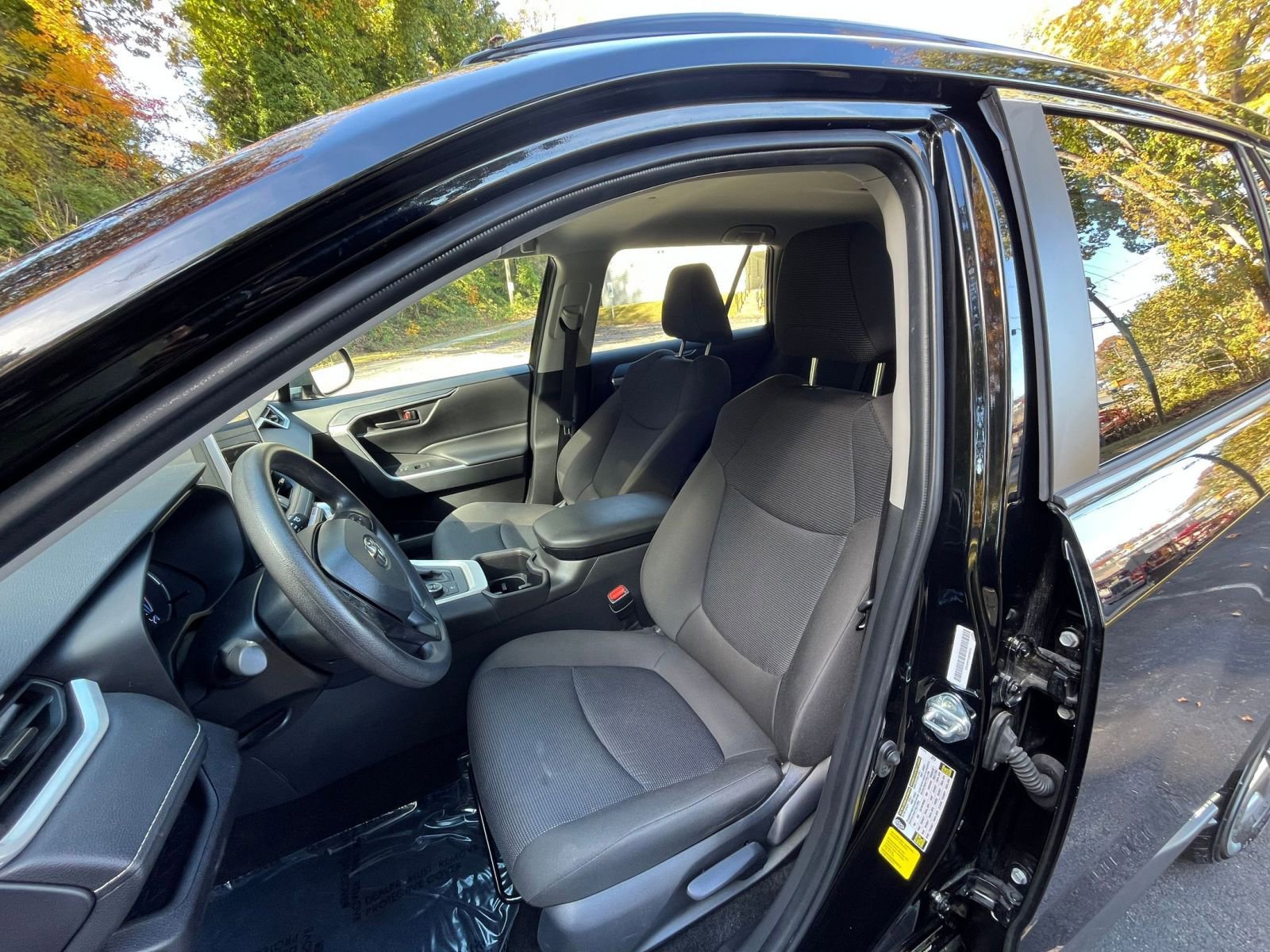 Used 2025 Toyota RAV4 LE image 32