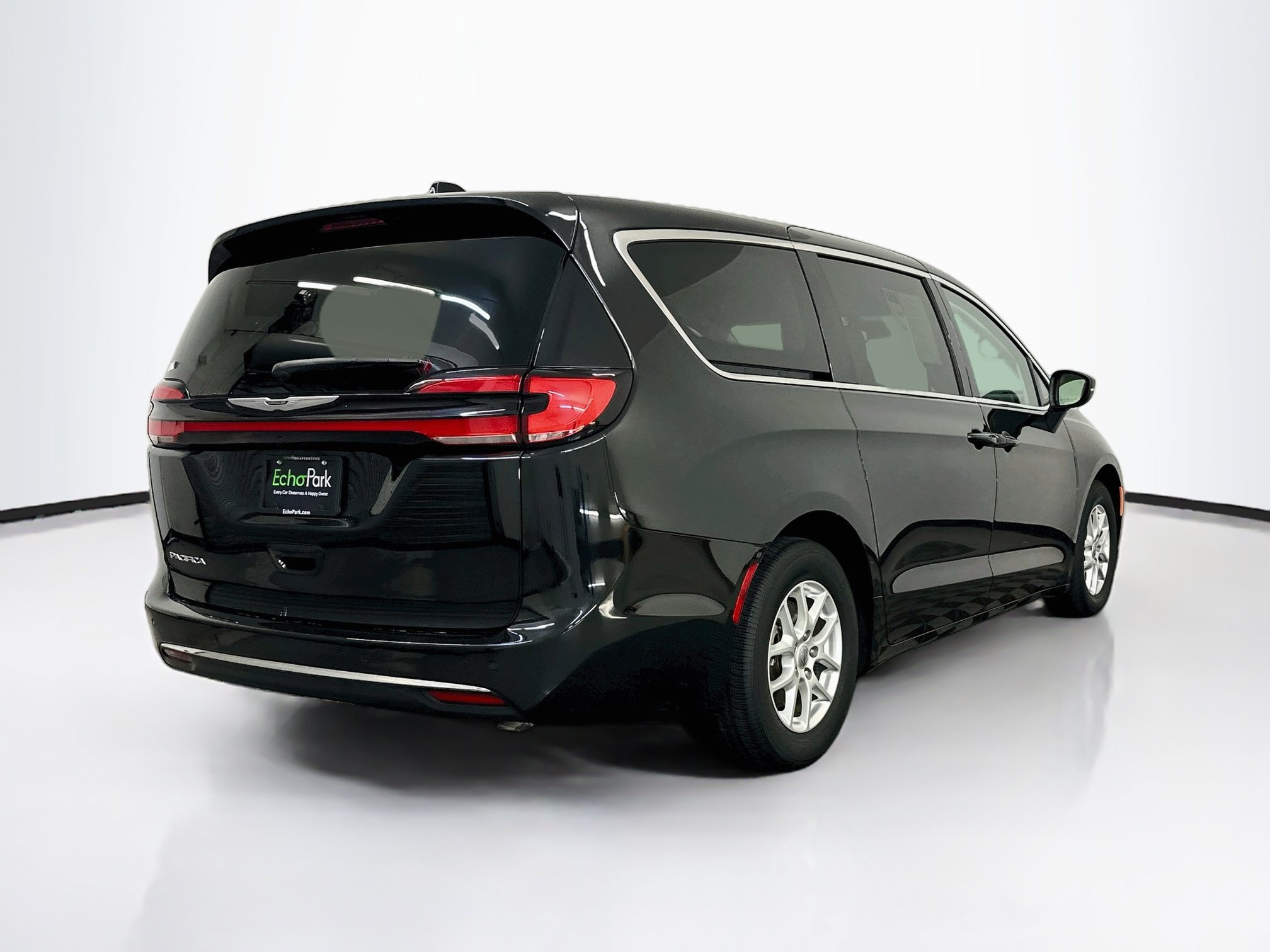 Used 2023 Chrysler Pacifica Touring-L FWD image 9
