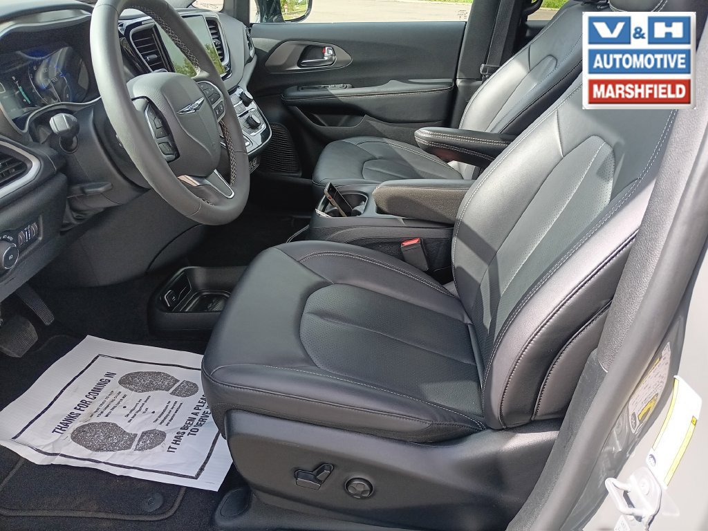 Used 2025 Chrysler Pacifica Select FWD image 18