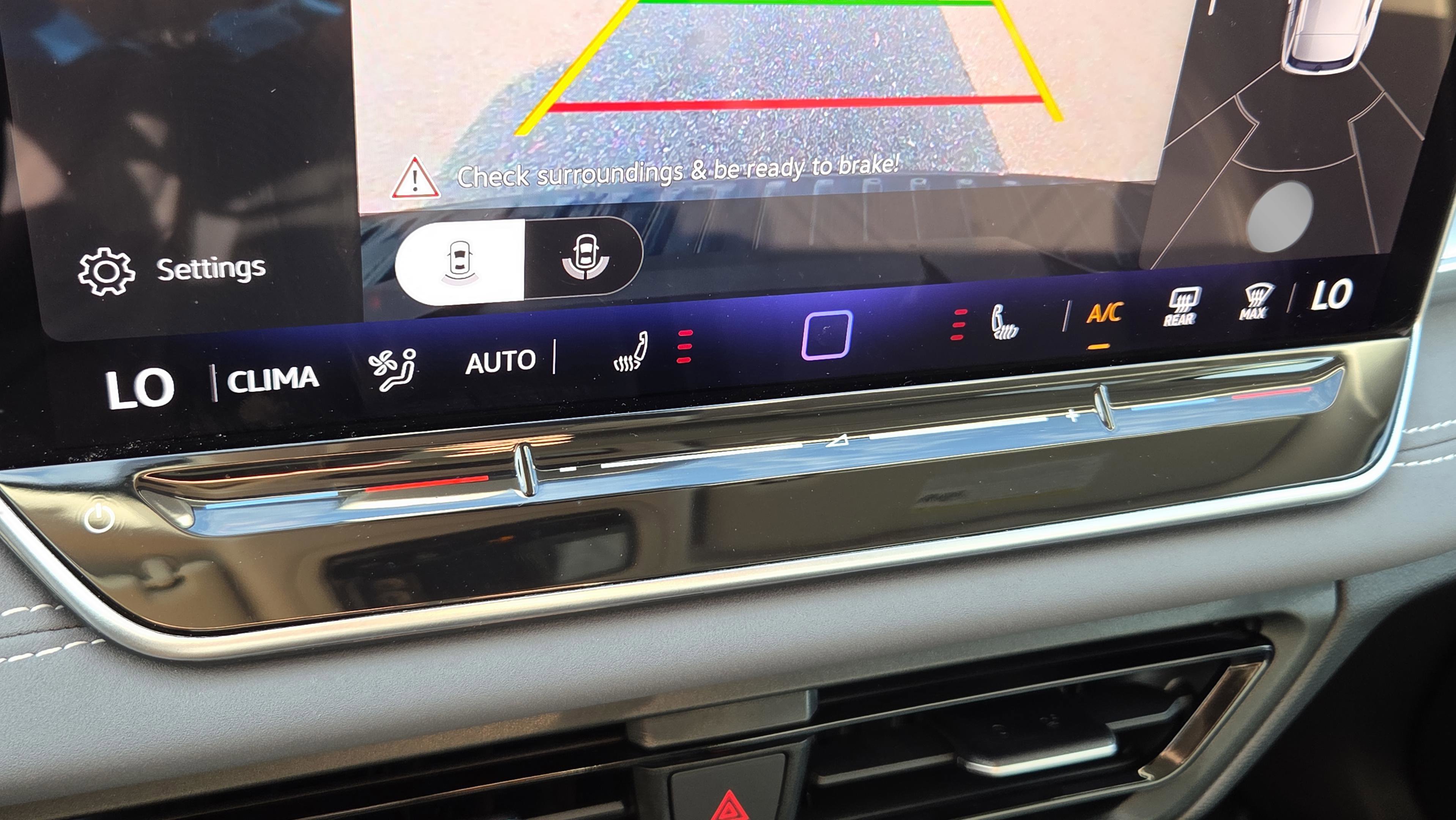 Used 2025 Volkswagen Tiguan SE image 25