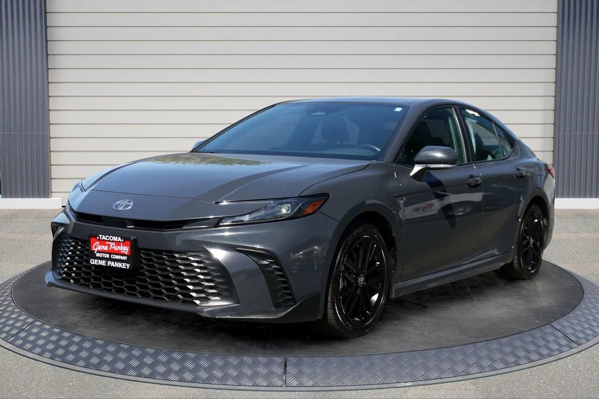 Used 2025 Toyota Camry SE FWD image 3