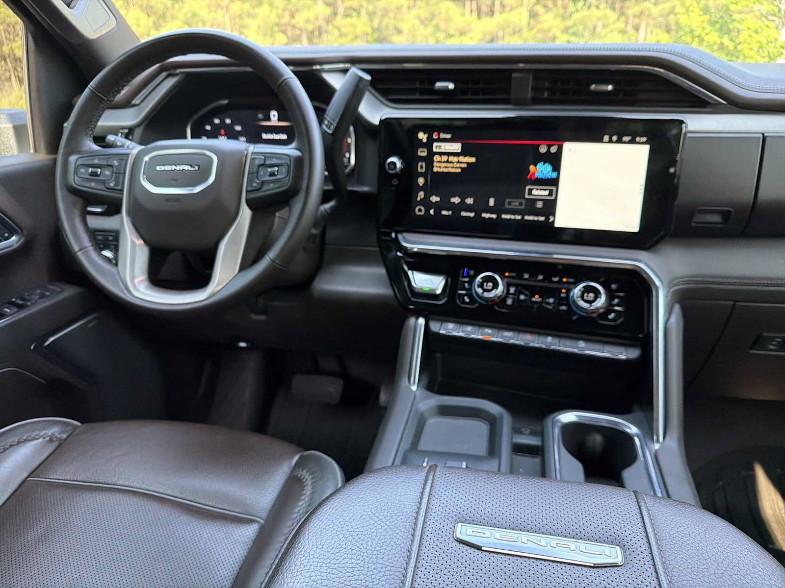 Used 2024 GMC Sierra 2500 Denali w/ Denali Reserve Package AWD/4WD image 3