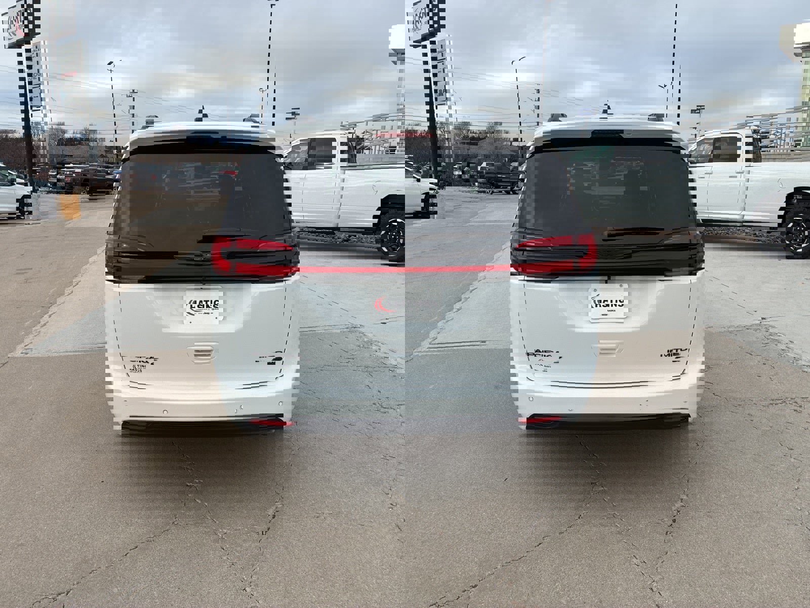 New 2026 Chrysler Pacifica Limited w/ Uconnect Theater Family Group image 4