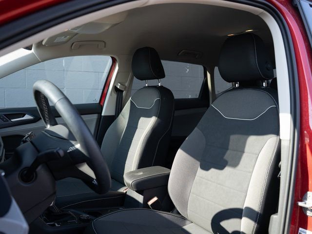 Certified 2024 Volkswagen Taos SE image 4