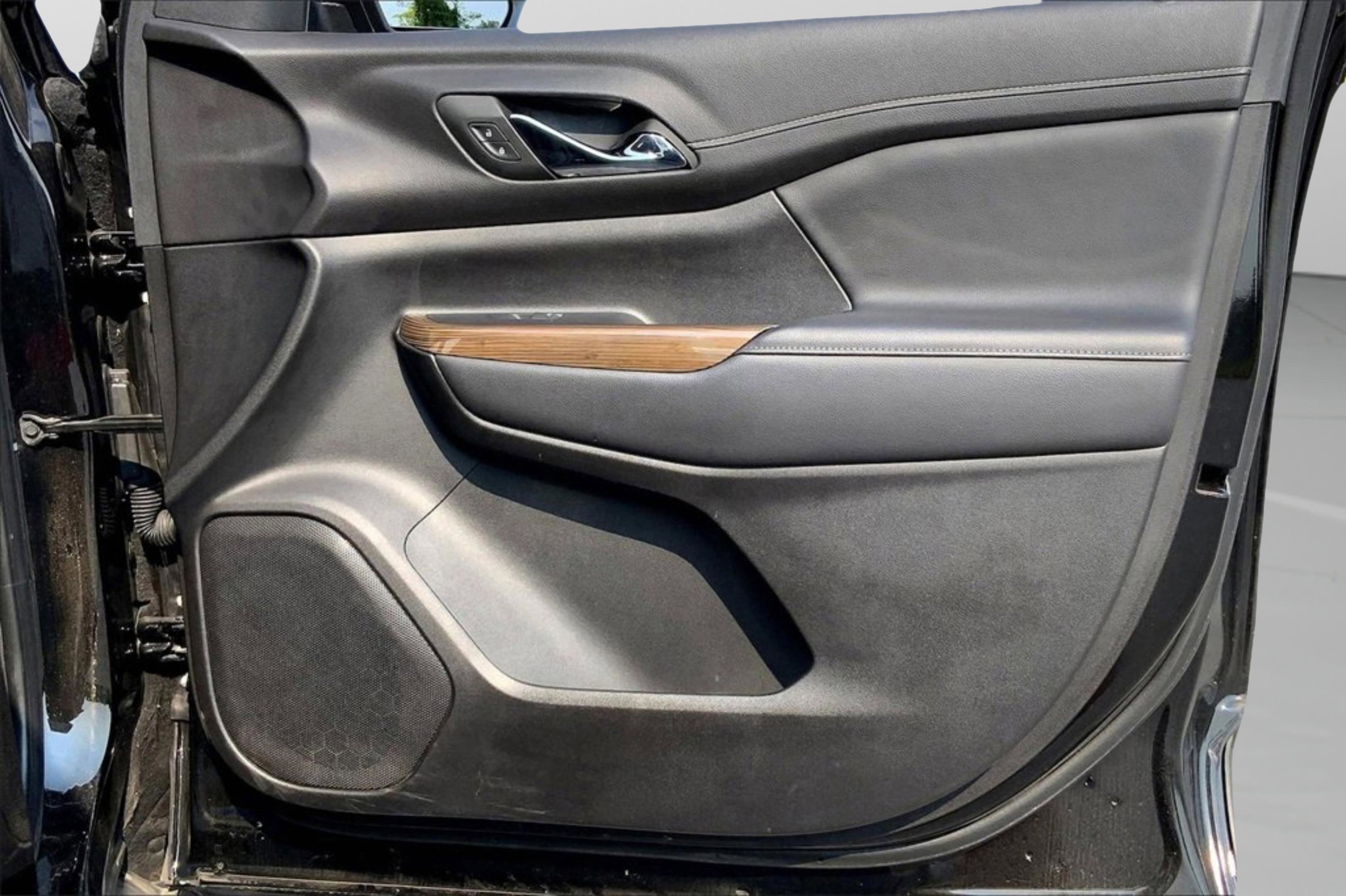 Used 2023 GMC Acadia SLE image 29