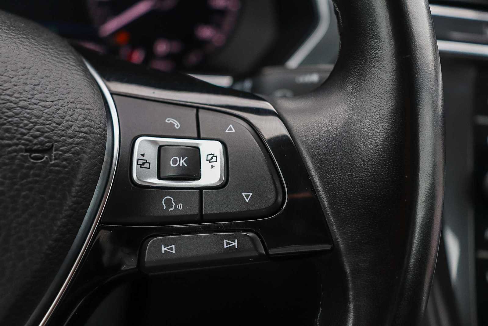 Used 2018 Volkswagen Tiguan SEL Premium FWD image 25