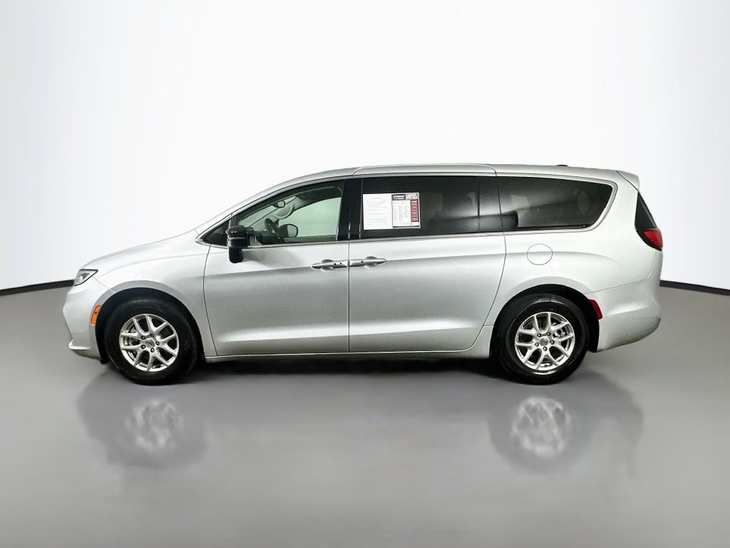 Used 2024 Chrysler Pacifica Touring-L FWD image 5
